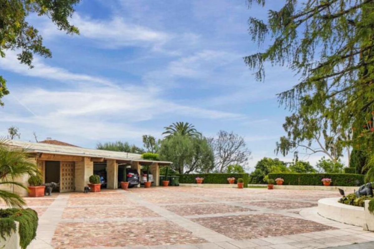 A courtyard surrounded by plants and trees.