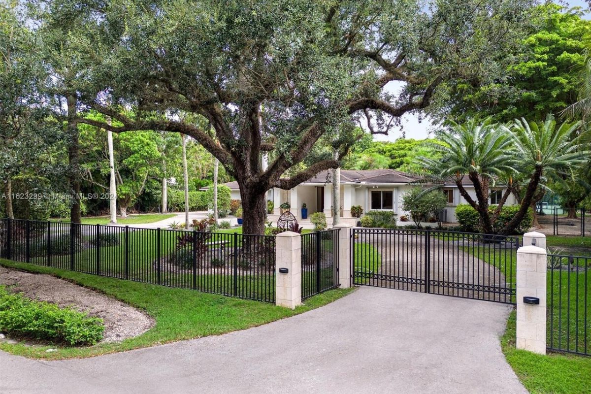 5,667 Sq. Ft. Property in  Pinecrest, FL ($5,350,000)