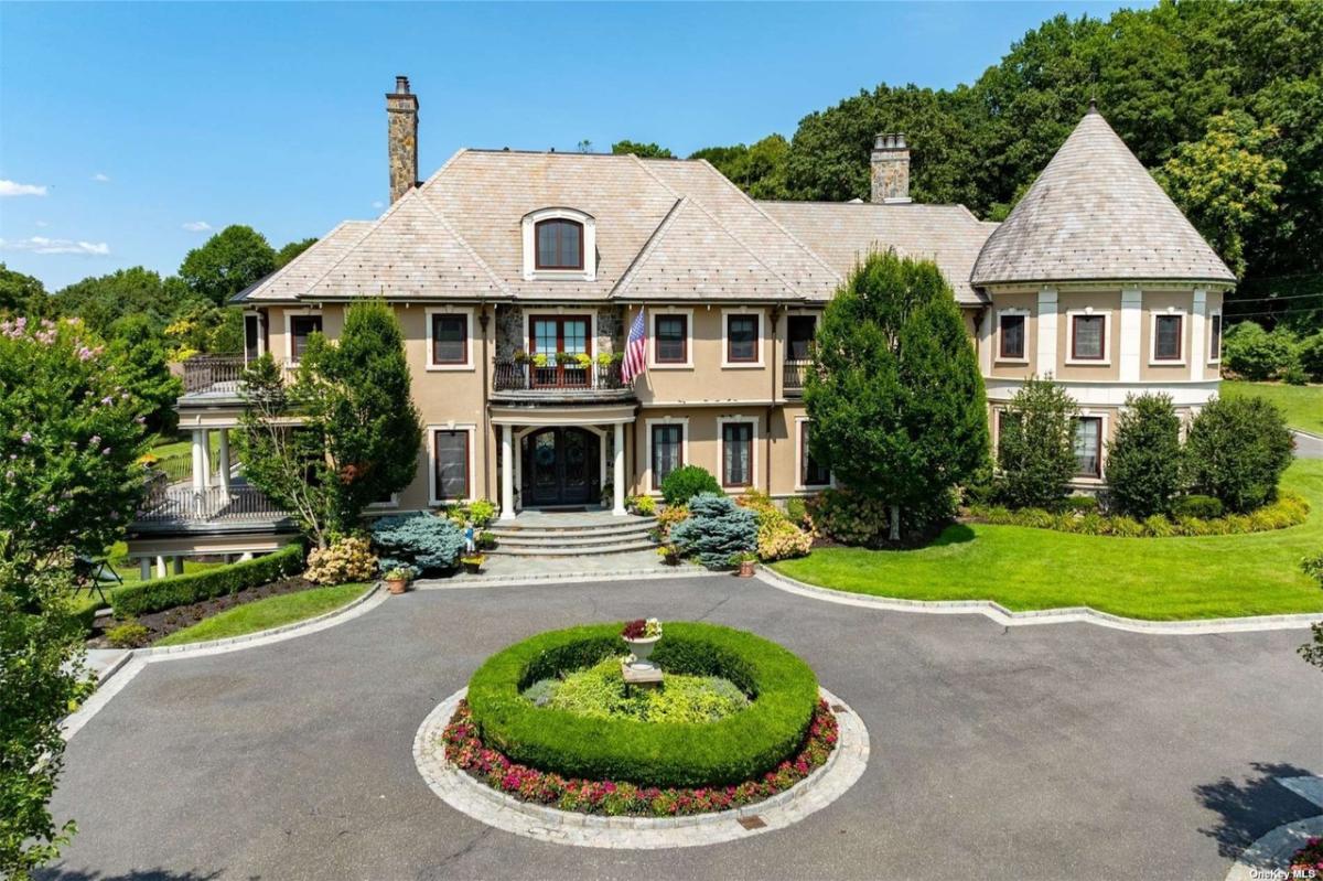 Front view of the mansion with a rotunda.