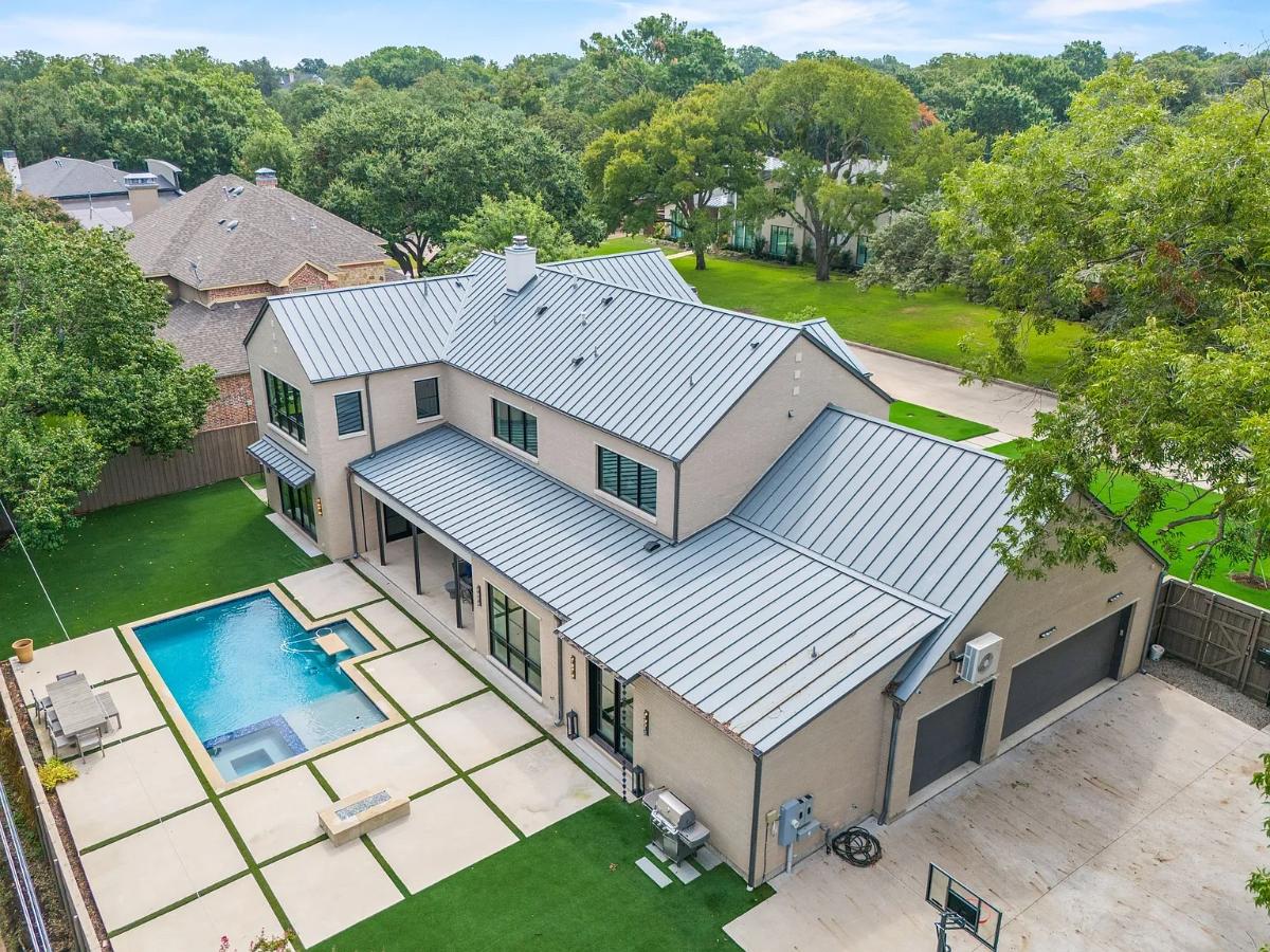 Aerial view of the mansion.