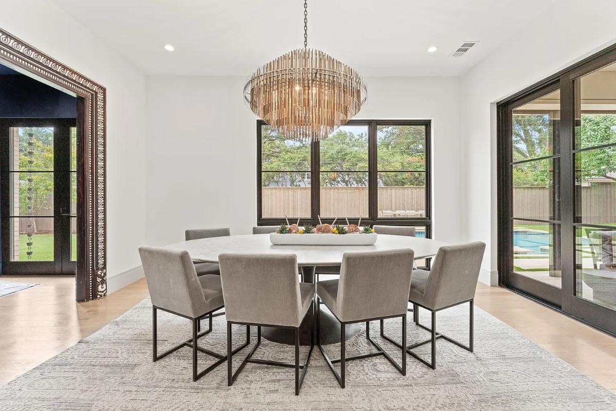 Dining room with a chandelier.