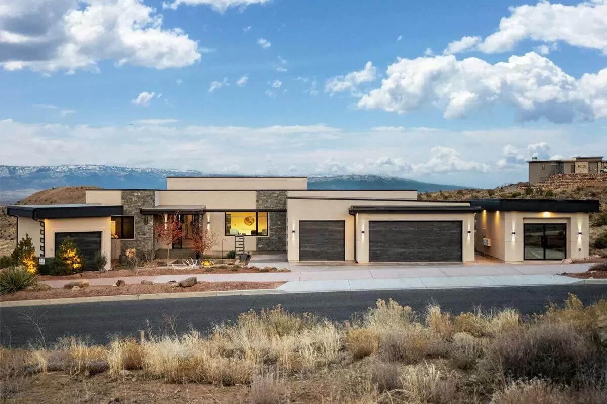 Check Out This Sleek Desert Home with a Flat Roof Design