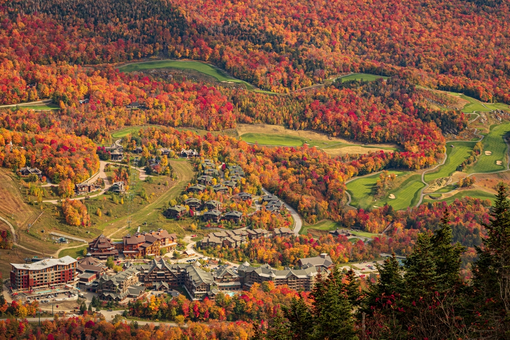 20 Small Towns Famous for Their Beautiful Fall Foliage (USA)