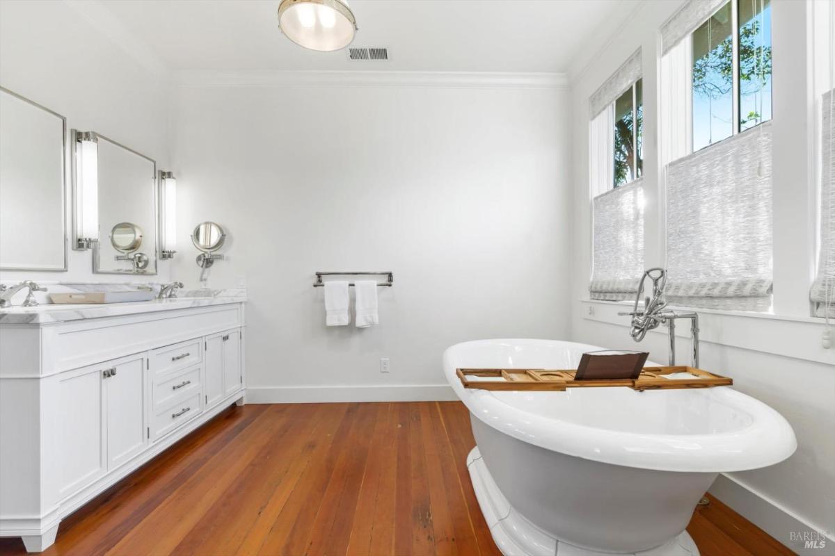 Freestanding tub and double vanity in bathroom