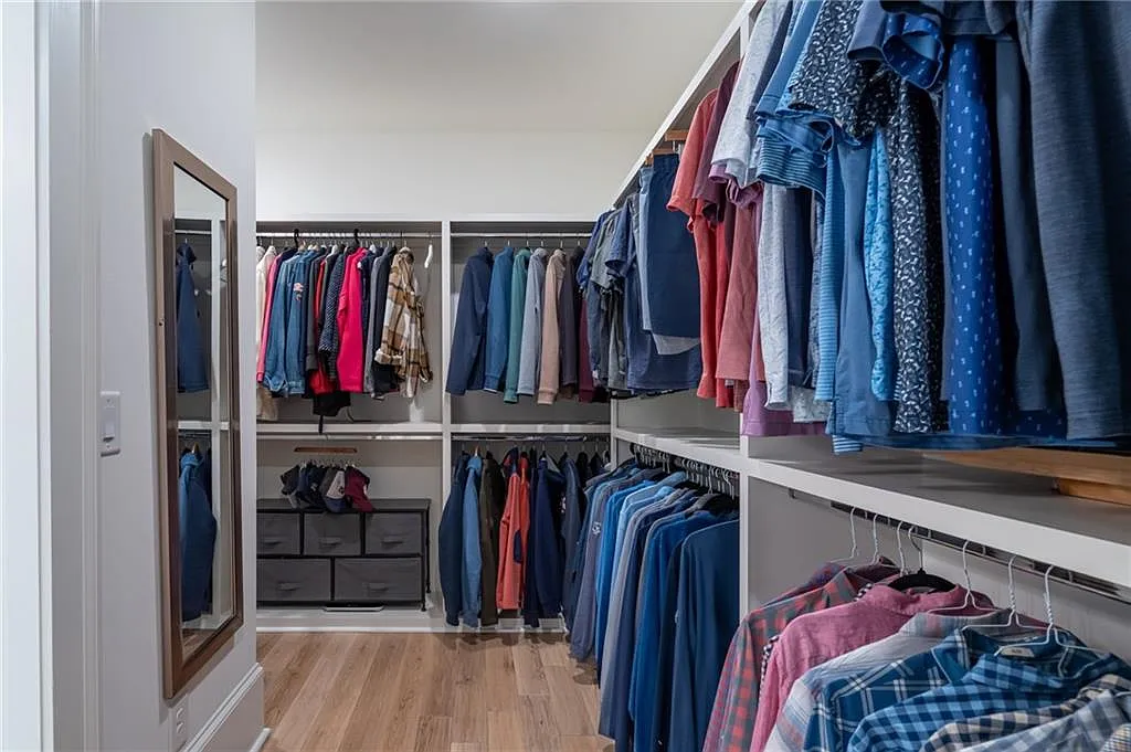 Walk-in Closet