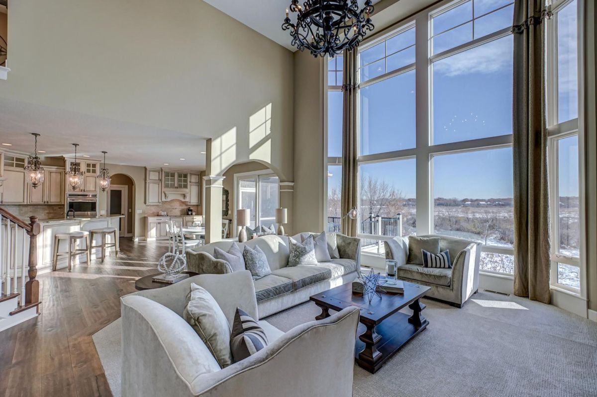 Sunlight floods the spacious living area, flowing into the elegant kitchen.