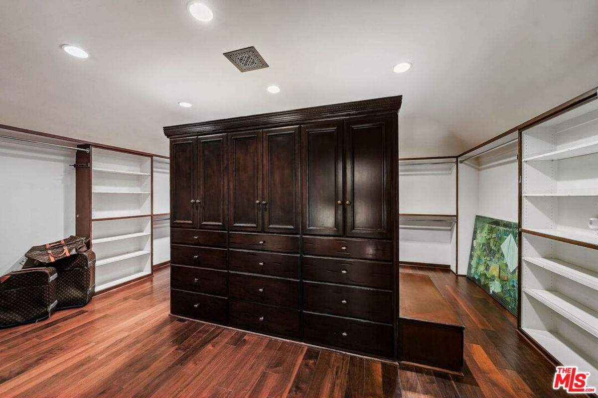  Walk-in closet