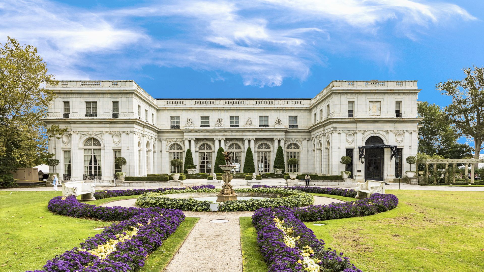 Grand Historic Newport Estates vs Old Hollywood Mansions – Which Do You Like Best?