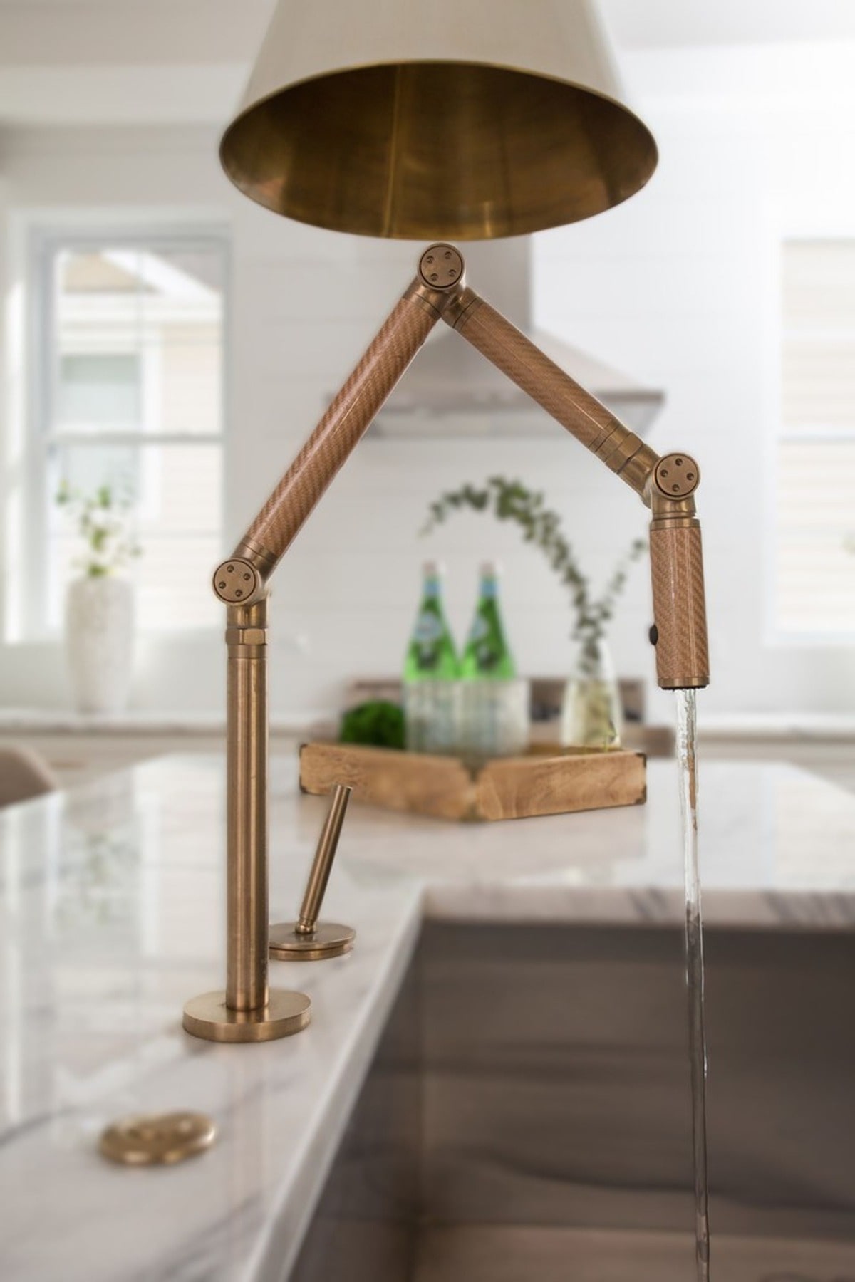 The faucet's innovative design offers both style and practicality, with its flexible arm allowing for easy access to various areas of the sink. The high-arc spout provides ample clearance for larger pots and pans.