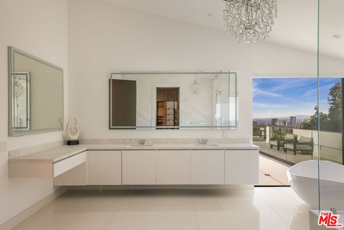 Luxury and tranquility converge in this exquisitely appointed bathroom, where a minimalist aesthetic is enhanced by breathtaking city views. The expansive windows and free-standing tub create an oasis of calm, perfect for unwinding and enjoying the stunning surroundings.Luxury and tranquility converge in this exquisitely appointed bathroom, where a minimalist aesthetic is enhanced by breathtaking city views. The expansive windows and free-standing tub create an oasis of calm, perfect for unwinding and enjoying the stunning surroundings.