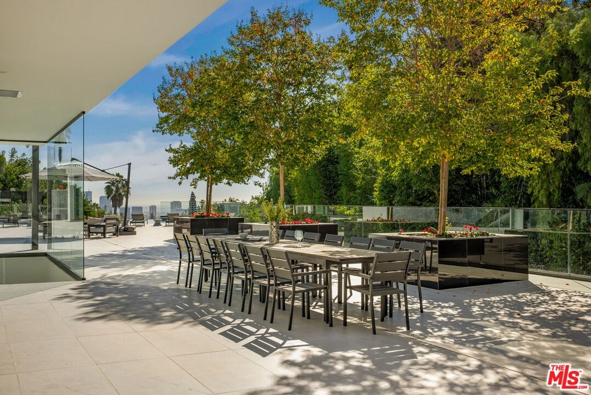 A minimalist design and stunning panoramic views transform this expansive patio into a tranquil escape. The sleek outdoor furniture and meticulously landscaped surroundings create an elegant setting ideal for both intimate gatherings and lavish entertaining.