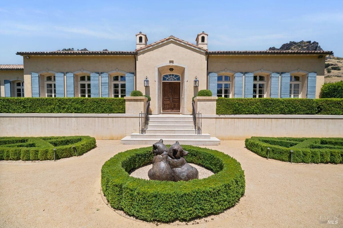 Front facade of the house with meticulous landscape