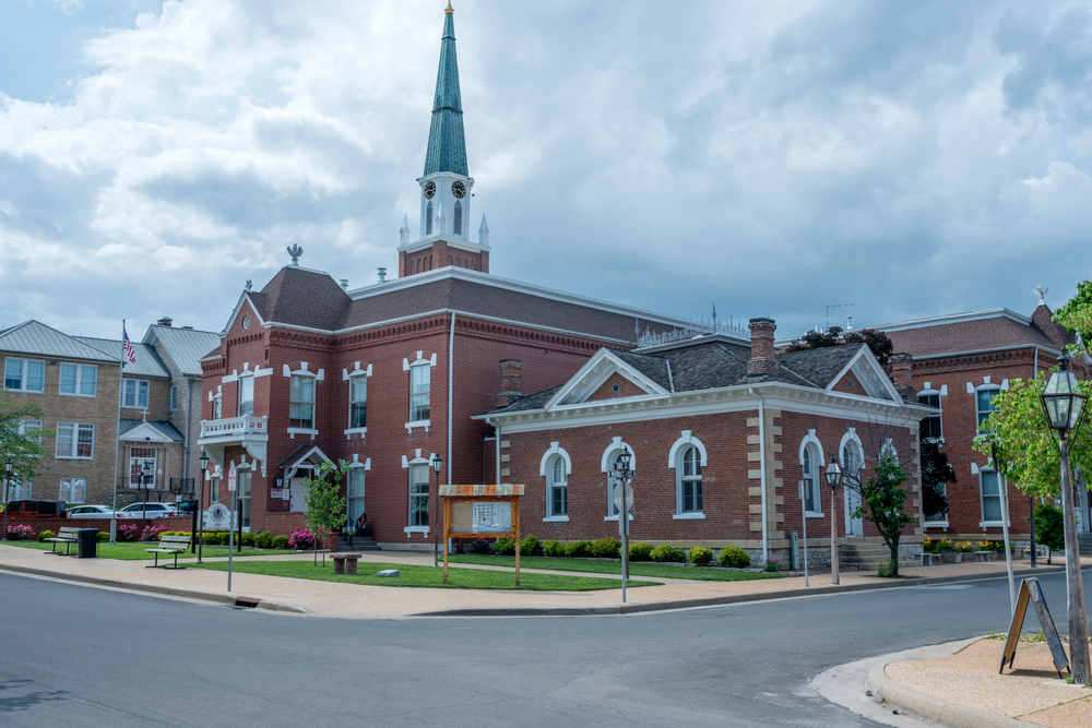 10 Secluded Towns in the Central Mississippi Valley that Roll with the River