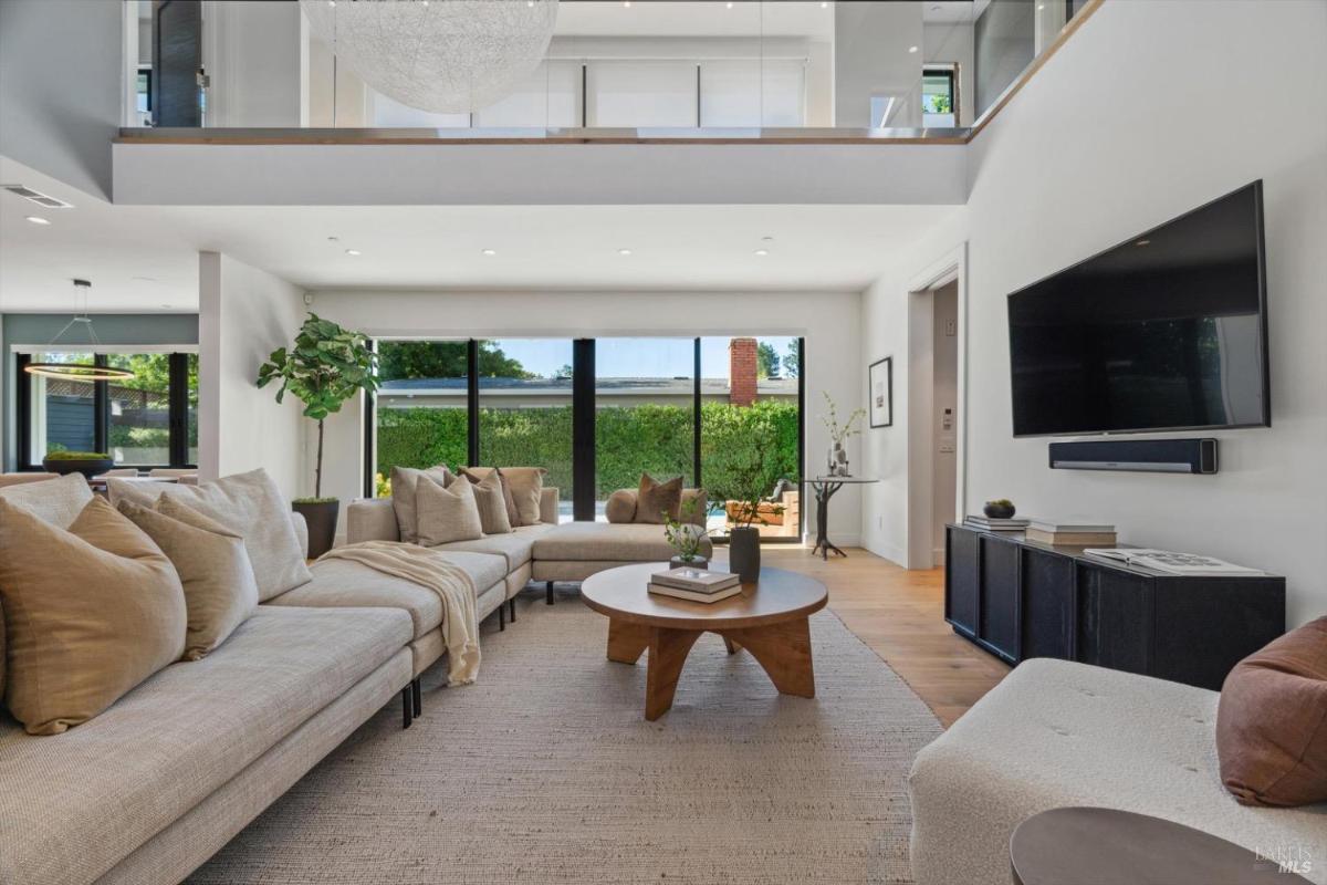 Living room with large windows and a view of the outdoor space.