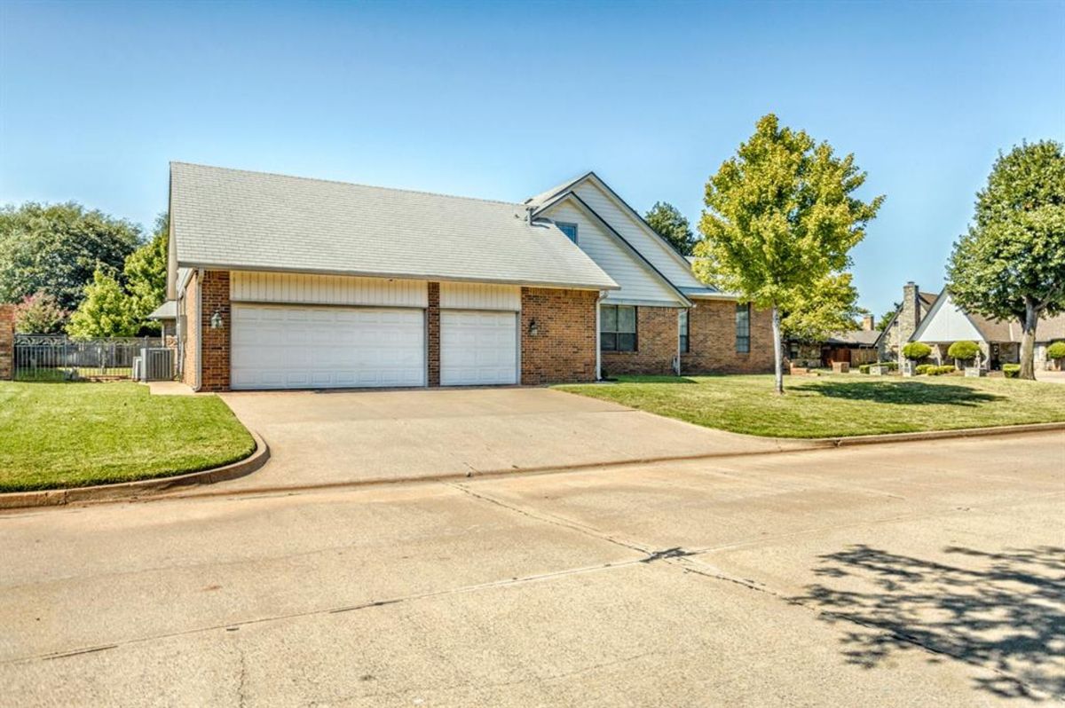 Car garage with a well-maintained driveway and lush front lawn enhances the home's curb appeal.