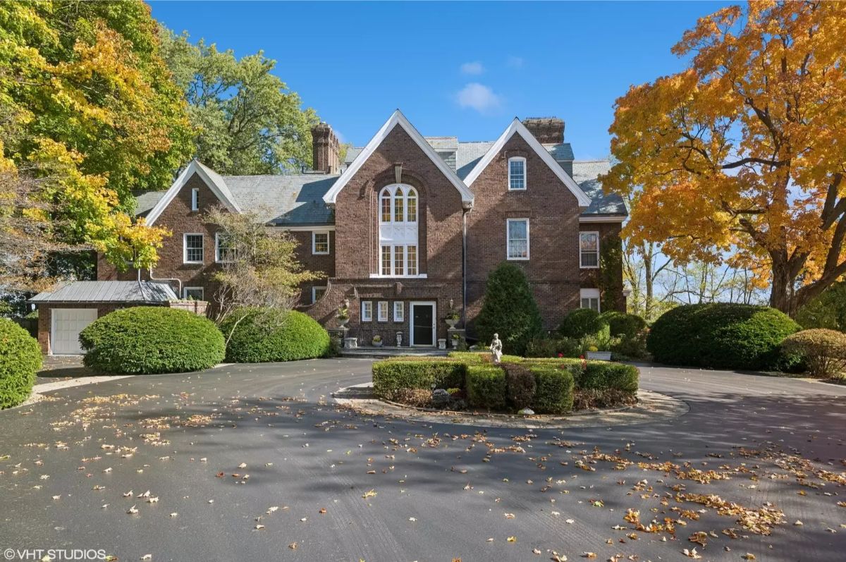 Historic 1914 lakefront home by architect Jarvis Hunt spans 7,149 sq. ft. on 4.11 acres with 300 feet of Lake Michigan shoreline.