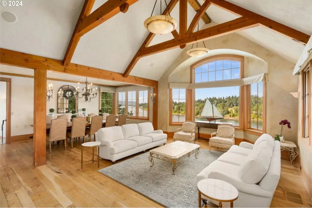 The space showcases exposed wooden beams and vaulted ceilings, creating an airy and open atmosphere.