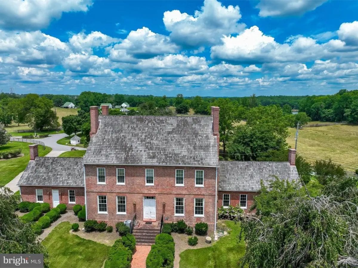 Bellefields is a 6,054-square-foot Georgian estate built in 1715, nestled on 159.84 acres of rolling terrain in Maryland's horse country.