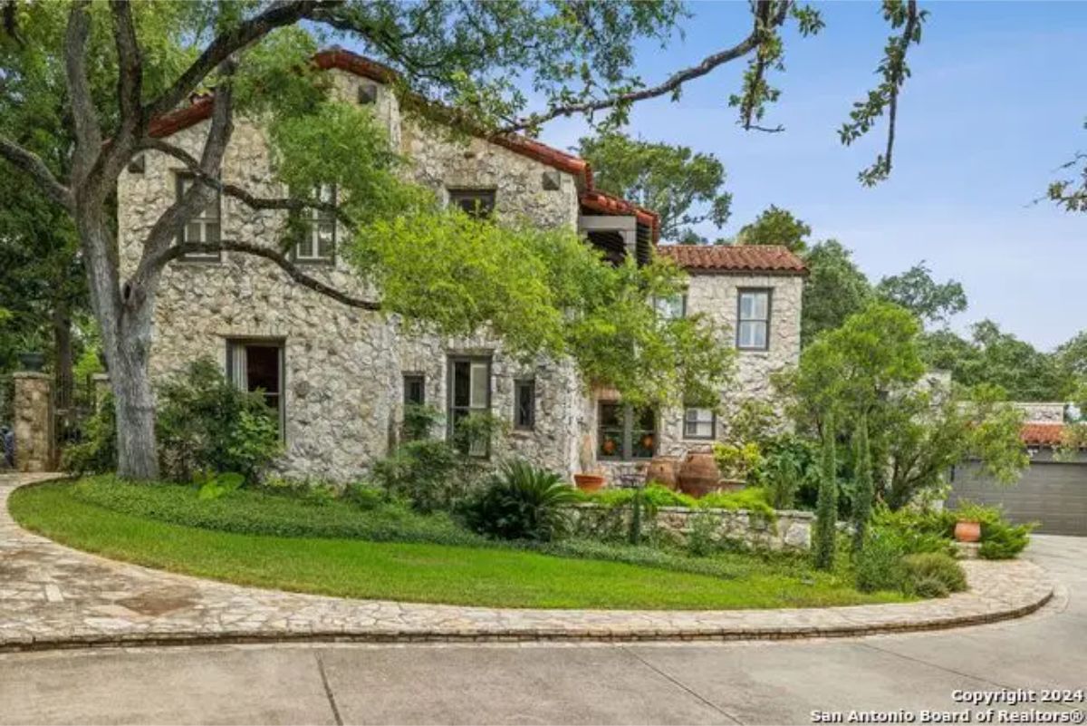 Built in 1927 by Amye Bozart and architects Atlee B. and Robert M. Ayres, this 5,800 sq. ft. home showcases classic architecture and original hardwood and redondo flooring.