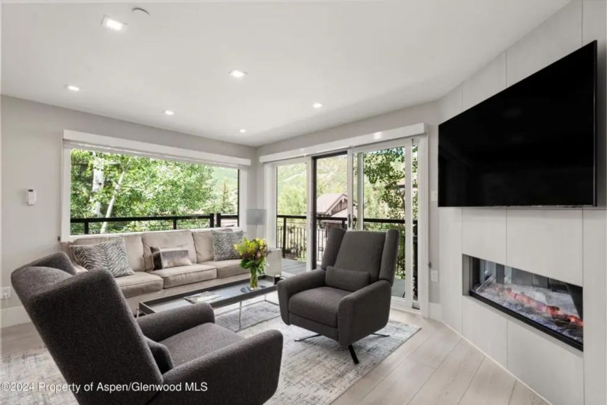 This 2-bedroom, 2-bathroom Crestwood condo, spanning 1,008 sq. ft., is listed for $2,200,000 and has been fully remodeled in December 2023 with a sleek contemporary design.