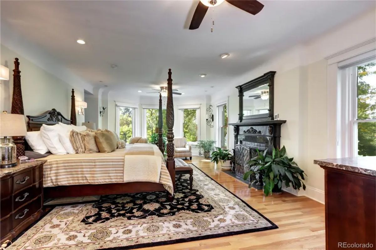 A spacious layout and large bay windows that flood the room with natural light.