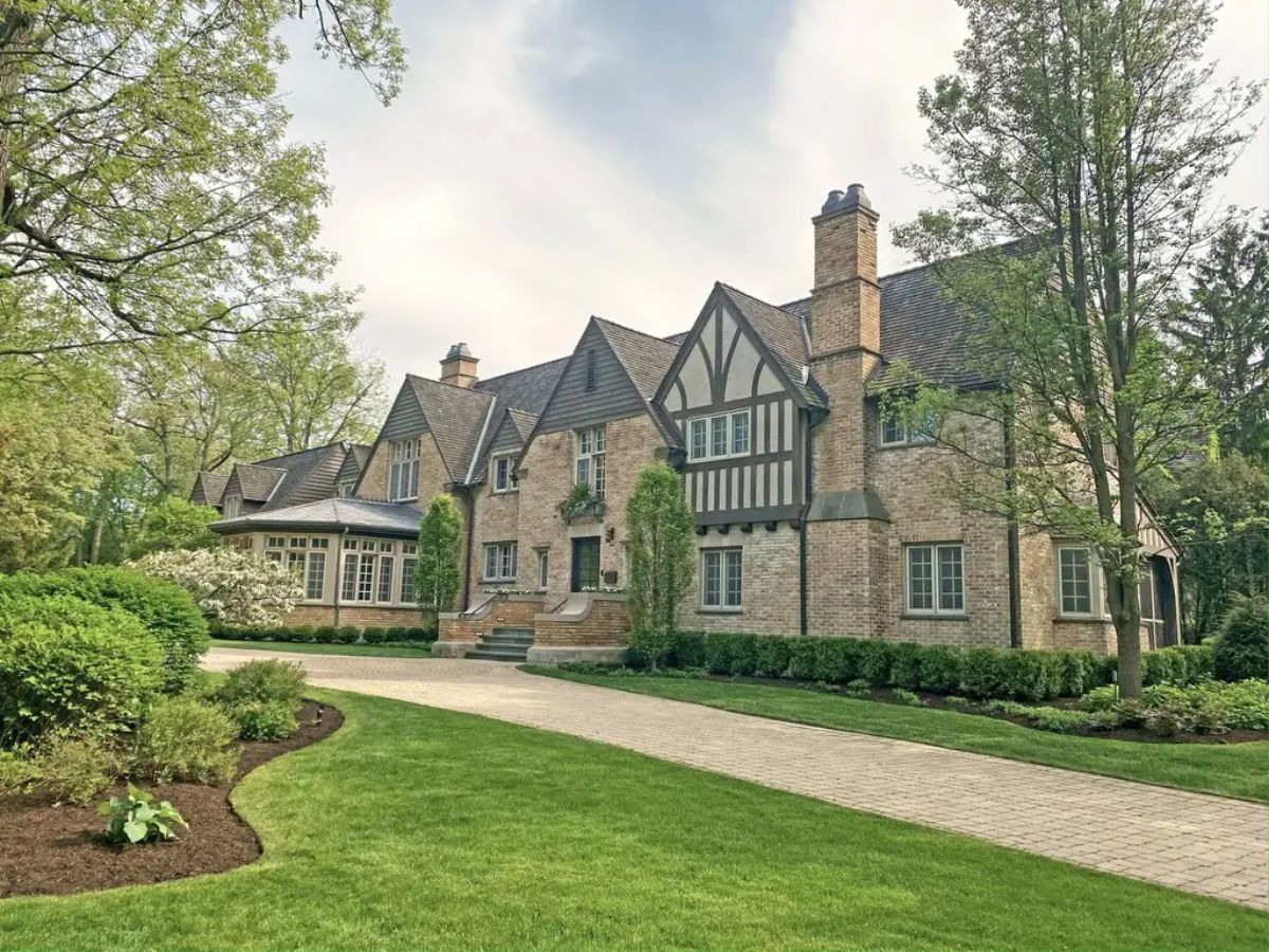 A 1928 Stanley Anderson-designed home in East Lake Forest combines classic elegance with modern luxury after a full renovation awarded the Historic Preservation Award in 2019.