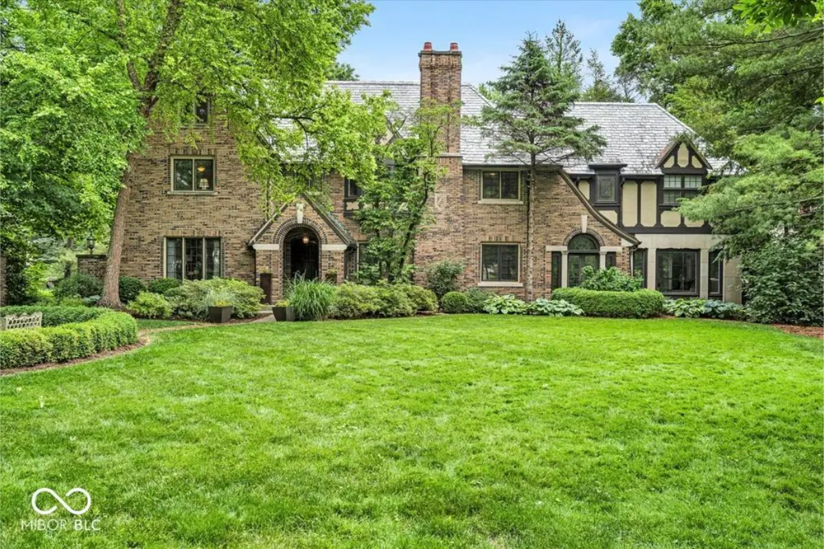 This 1927 Tudor-style residence offers 6 bedrooms, 6 bathrooms, and 7,686 sq. ft. of living space, highlighted by a grand foyer with Tennessee pink marble and a spacious formal living room with hardwood floors. 