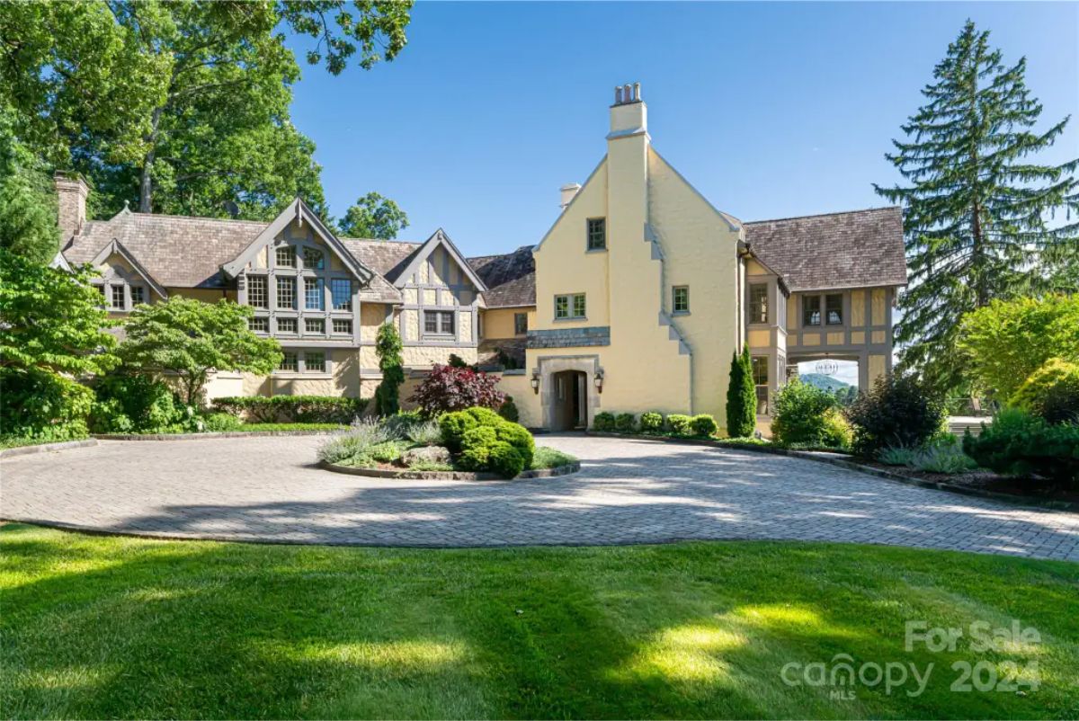 Constructed in 1923 by architect Richard Sharp Smith and reimagined in the 2000s by Robert Griffin, this Tudor-style home spans 11,695 square feet on 4.4 acres.