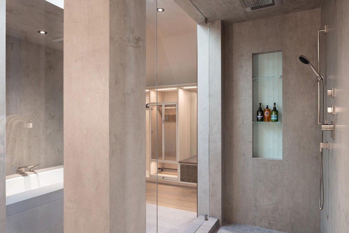 Luxurious bathroom with a walk-in shower, a freestanding bathtub, and a modern design.